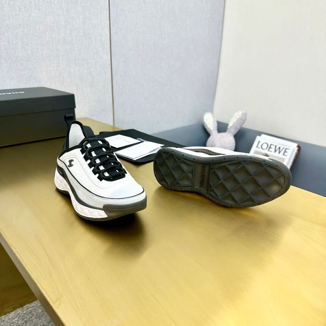 👟👟Ex-factory price 480👟👟 Women's shoe factory top version Chanel Chanel - 2023 counter top casual sports shoes This classic design; the upper is electro-embroidered with a variety of techniques; the outsole is fashionable and sporty; it is unusual to incorporate a variety of color matching elements... The diversified mix and match is very beautiful and versatile, and can be used for leisure, fashion, sports and outdoor... ꫛꫀꪝ Go➫ Material: ❶Upper is made of: original imported mercerized velvet + double-layer breathable mesh ❷Inside is made of: original imported breathable mesh ❸Outsole is based on: original TPU combination outsole Counter boutique packaging complete set Women 35-41 Men 38-46 ᅟᅠᅟᅠᅟᅠ